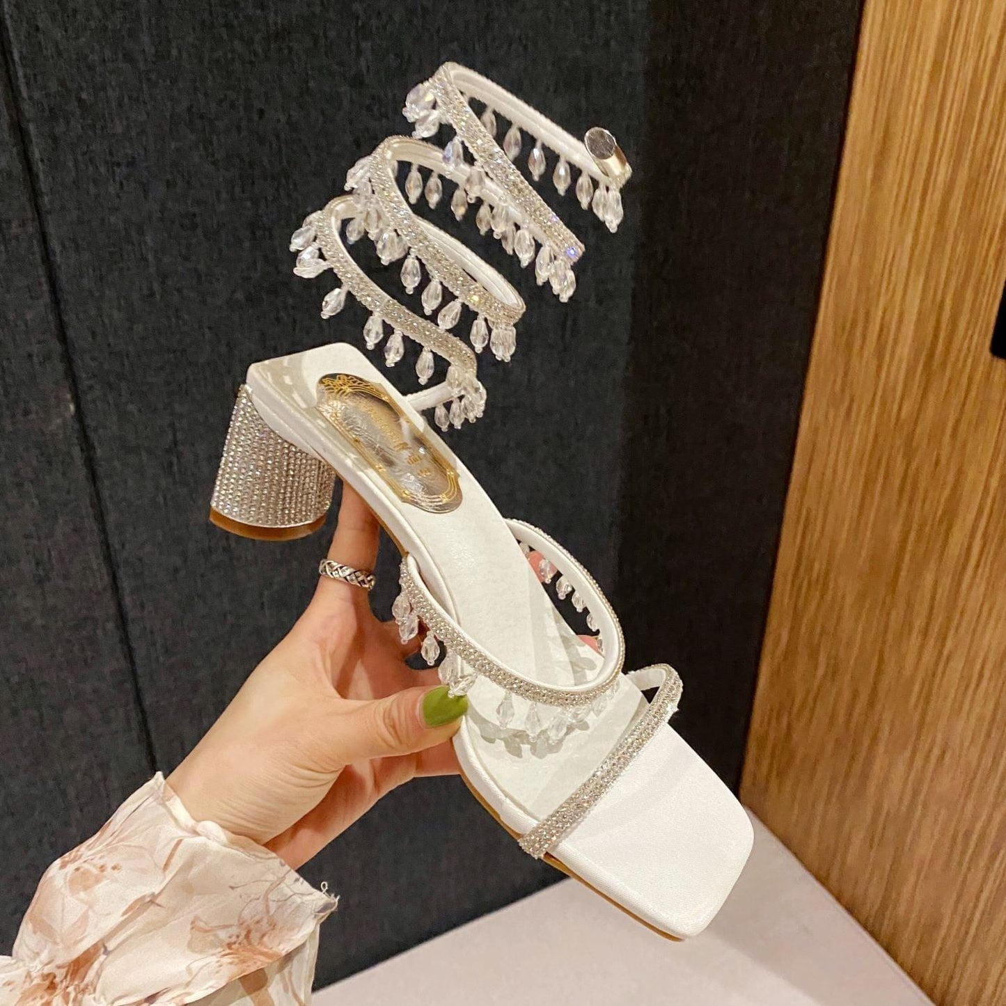Sandales élégantes à talons ronds et chaîne pour femme - Adenbora